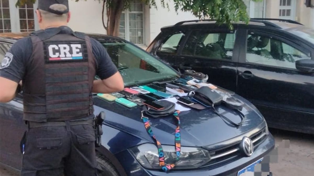 Los cordobeses iban a bordo de un Volkswagen Virtus y con 27 celulares en su poder. 