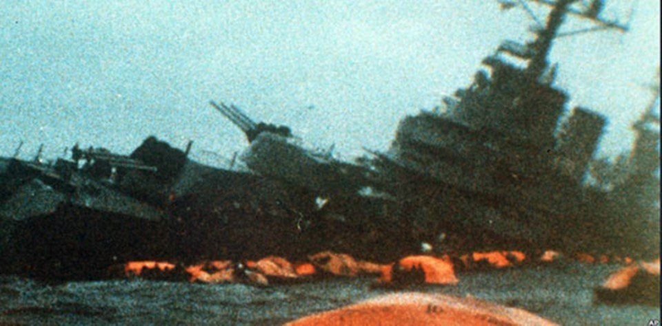 El momento previo al hundimiento total del ARA General Belgrano.