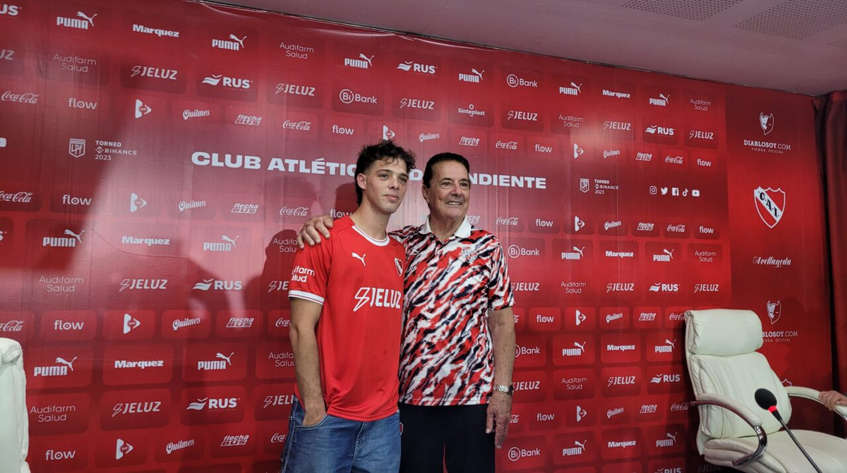 Santiago Maratea festejó junto a los hinchas de Independiente su nueva marca. El influencer juntó más de 700 millones de pesos.