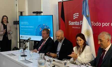 La agenda junto a la Sociedad Alemana de Cooperación Internacional, que comenzó este martes en Rosario, continuará hasta el viernes con visitas en territorio y presentación de herramientas para inversión en infraestructura energética. La agenda junto a la Sociedad Alemana de Cooperación Internacional, que comenzó este martes en Rosario, continuará hasta el viernes con visitas en territorio y presentación de herramientas para inversión en infraestructura energética.