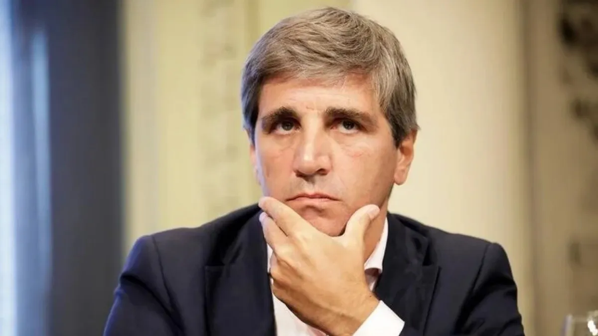 Luis Caputo adelantó que el bono para jubilados será de $70.000. Luis Caputo adelantó que el bono para jubilados será de $70.000.