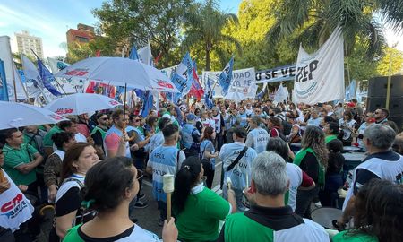 La marcha en Santa Fe inició en Plaza 25 de Mayo y culminó en la Legislatura. La marcha en Santa Fe inició en Plaza 25 de Mayo y culminó en la Legislatura.