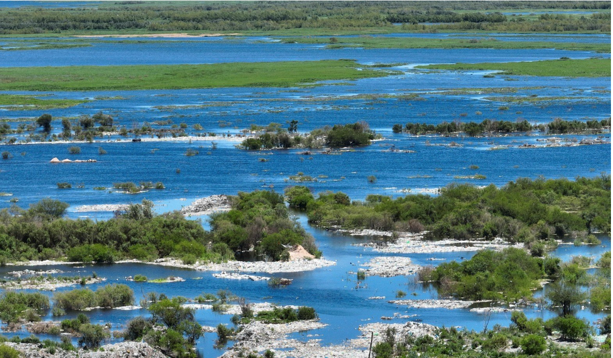 En la última creciente, la Laguna Setúbal inundó el basural de San José del Rincón donde había todo tipo de residuos orgánicos y plásticos. En la última creciente, la Laguna Setúbal inundó el basural de San José del Rincón donde había todo tipo de residuos orgánicos y plásticos.