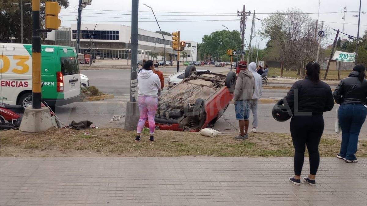 El auto quedó con las cuatro ruedas hacia arriba. Su conductor pudo salir por medios propios. El auto quedó con las cuatro ruedas hacia arriba. Su conductor pudo salir por medios propios.