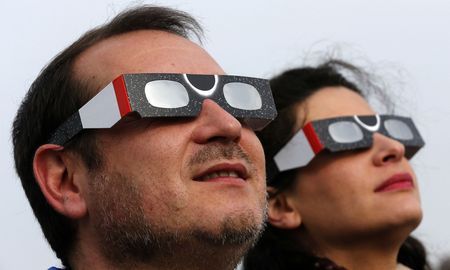 Además de los anteojos especiales para eclipse, se puede utilizar un cristal de máscara de soldar con un grado de filtración mayor a 13. Además de los anteojos especiales para eclipse, se puede utilizar un cristal de máscara de soldar con un grado de filtración mayor a 13.