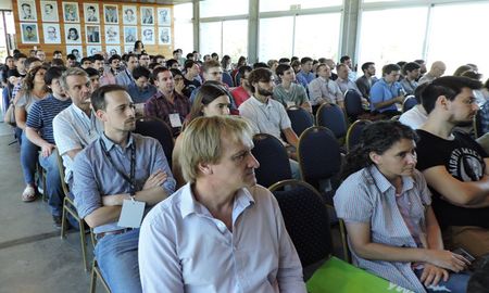 Un total de 200 participantes se reunieron en las instalaciones del hotel UNL-ATE para interiorizarse sobre diversos aspectos de la Inteligencia Artificial (IA). Un total de 200 participantes se reunieron en las instalaciones del hotel UNL-ATE para interiorizarse sobre diversos aspectos de la Inteligencia Artificial (IA).