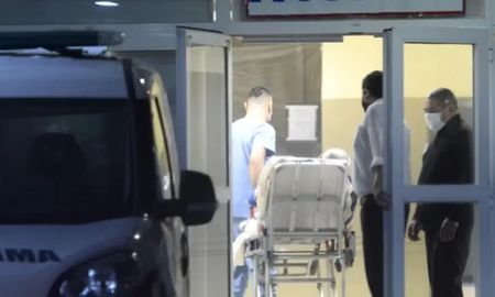 Un joven se encontraba realizando trabajos de construcción cuando comenzó una pelea con otro muchacho. La mujer fue herida al separarlos. Un joven se encontraba realizando trabajos de construcción cuando comenzó una pelea con otro muchacho. La mujer fue herida al separarlos.