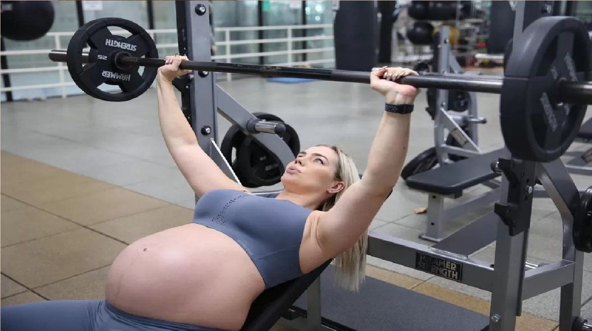 Polémica en las redes por la embarazada que levanta pesas de 142 kilos