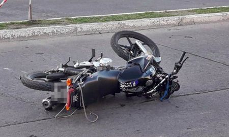 Como consecuencia del impacto la motocicleta quedó debajo del automóvil mientras que el conductor fue expulsado a unos metros del lugar del choque.