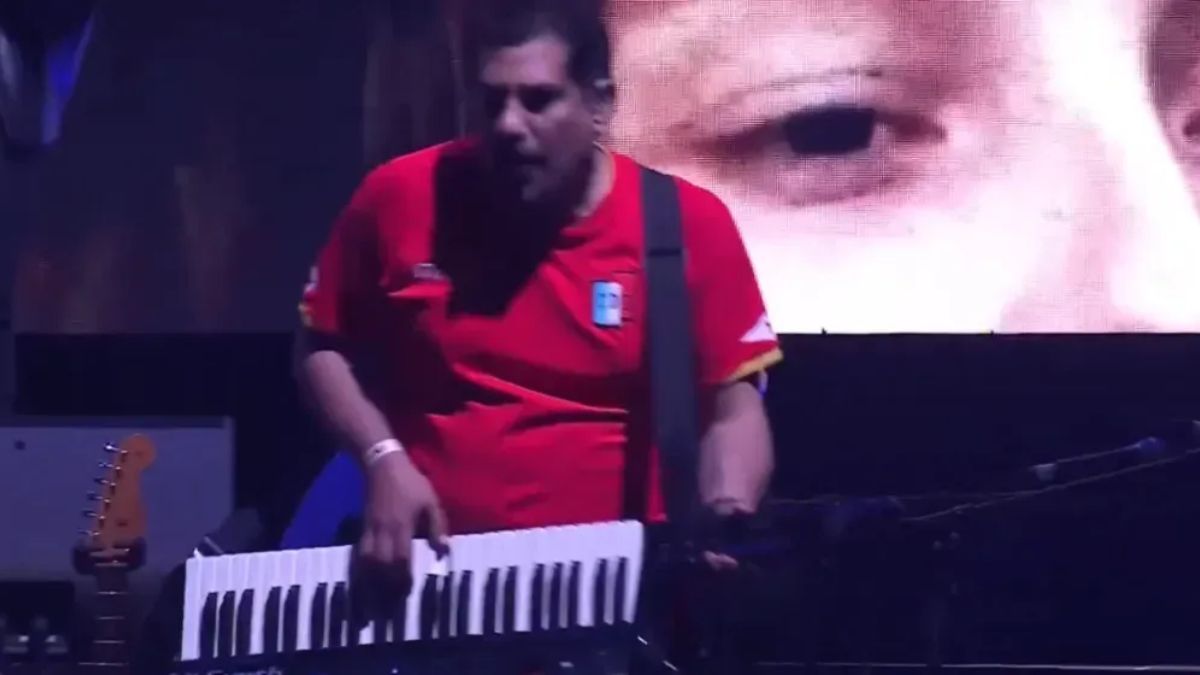 Fernando Mezzina tocó el teclado en el acto del presidente Javier Milei y utilizó la camiseta del club al cual representaba.