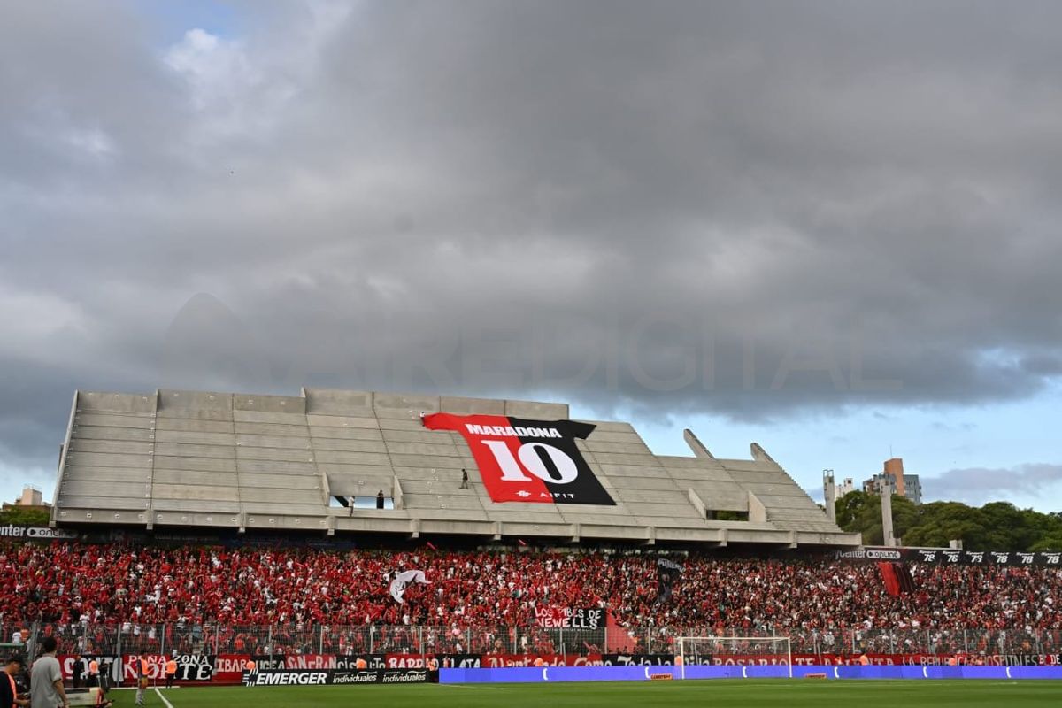 En el partido entre Newell's e Independiente se colocó un telón en homenaje a Diego Armando Maradona. En el partido entre Newell's e Independiente se colocó un telón en homenaje a Diego Armando Maradona.
