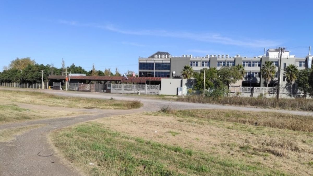 El conflicto se originó en el kilómetro 307 de la Autopista Rosario - Córdoba, donde el dueño del complejo realizó reparaciones en la colectora y construyó un acceso directo al hotel. El conflicto se originó en el kilómetro 307 de la Autopista Rosario - Córdoba, donde el dueño del complejo realizó reparaciones en la colectora y construyó un acceso directo al hotel.