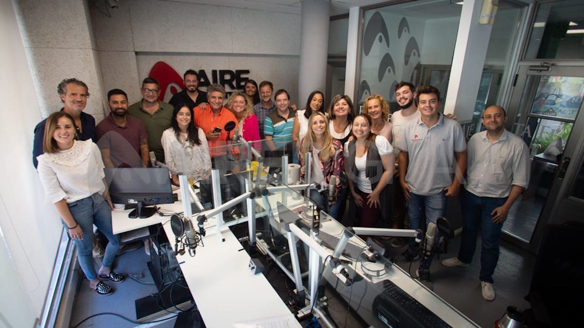 El grupo AIRE despidiéndose del estudio que albergó a los periodistas en los últimos 13 años.