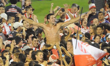 Barisone es llevado en andas por los hinchas de Unión. Fue uno de los jugadores de la cantera rojiblanca que estuvo presente en los dos últimos ascensos del club a la Primera División del fútbol argentino. Barisone es llevado en andas por los hinchas de Unión. Fue uno de los jugadores de la cantera rojiblanca que estuvo presente en los dos últimos ascensos del club a la Primera División del fútbol argentino.