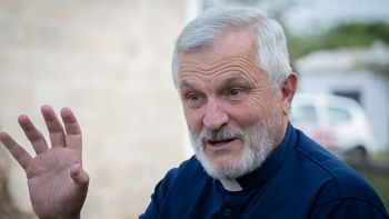 Tras la cirugía, el sacerdote está en reposo y bajo seguimiento médico para garantizar una correcta recuperación.&nbsp;