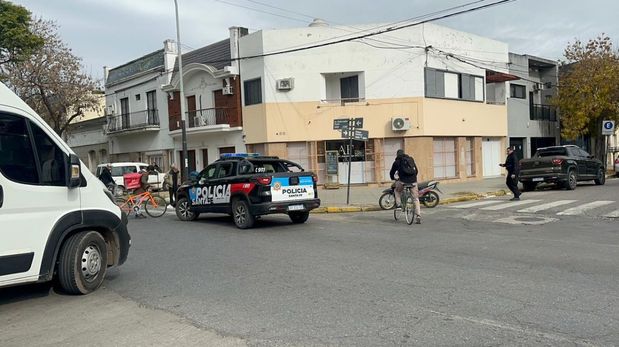 El accidente en Avenida Freyre dejó a un motociclista herido y complicó el tránsito en la zona.