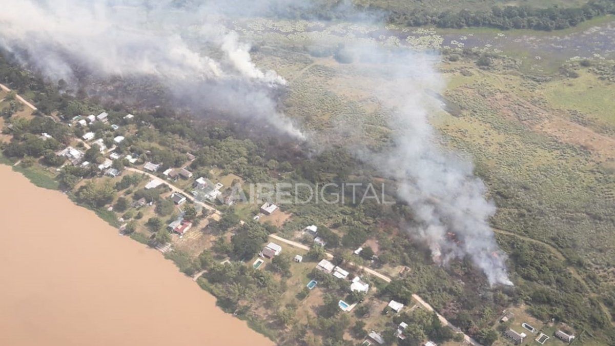 Vista aérea de un incendio de&nbsp;pastizales y monte nativo en inmediaciones de Arroyo Leyes.