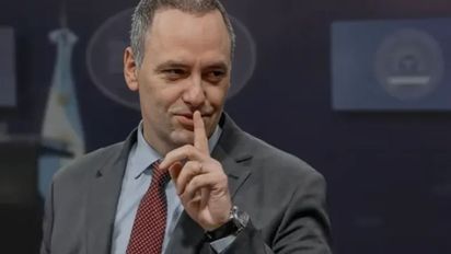 El día que Manuel Adorni cruzó a un gobernador por usar un avión privado