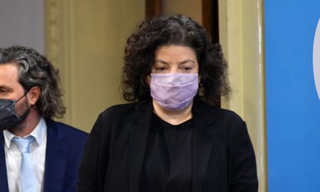 La ministra de Salud recomendó mirar la película, no la foto y dijo que la película comenzó con la asunción de Fernández. La ministra de Salud recomendó mirar la película, no la foto y dijo que la película comenzó con la asunción de Fernández.