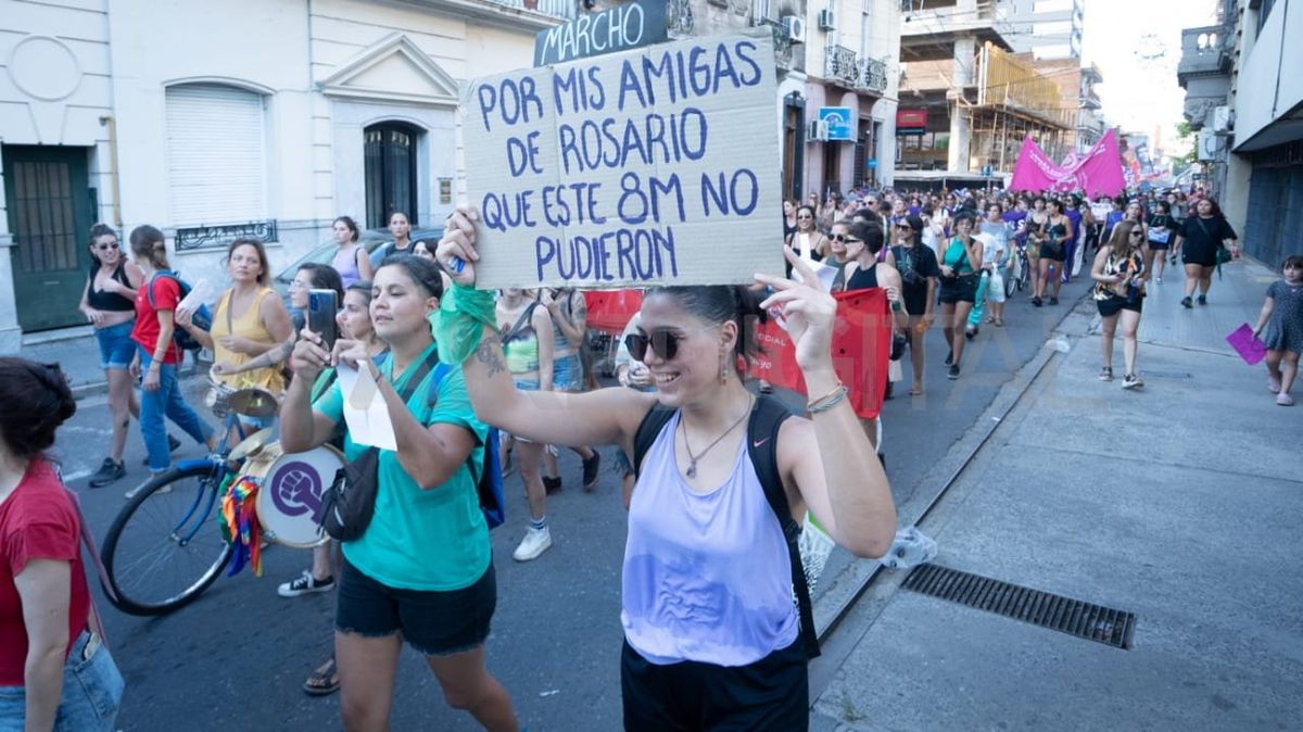 Con pañuelos verdes y violetas