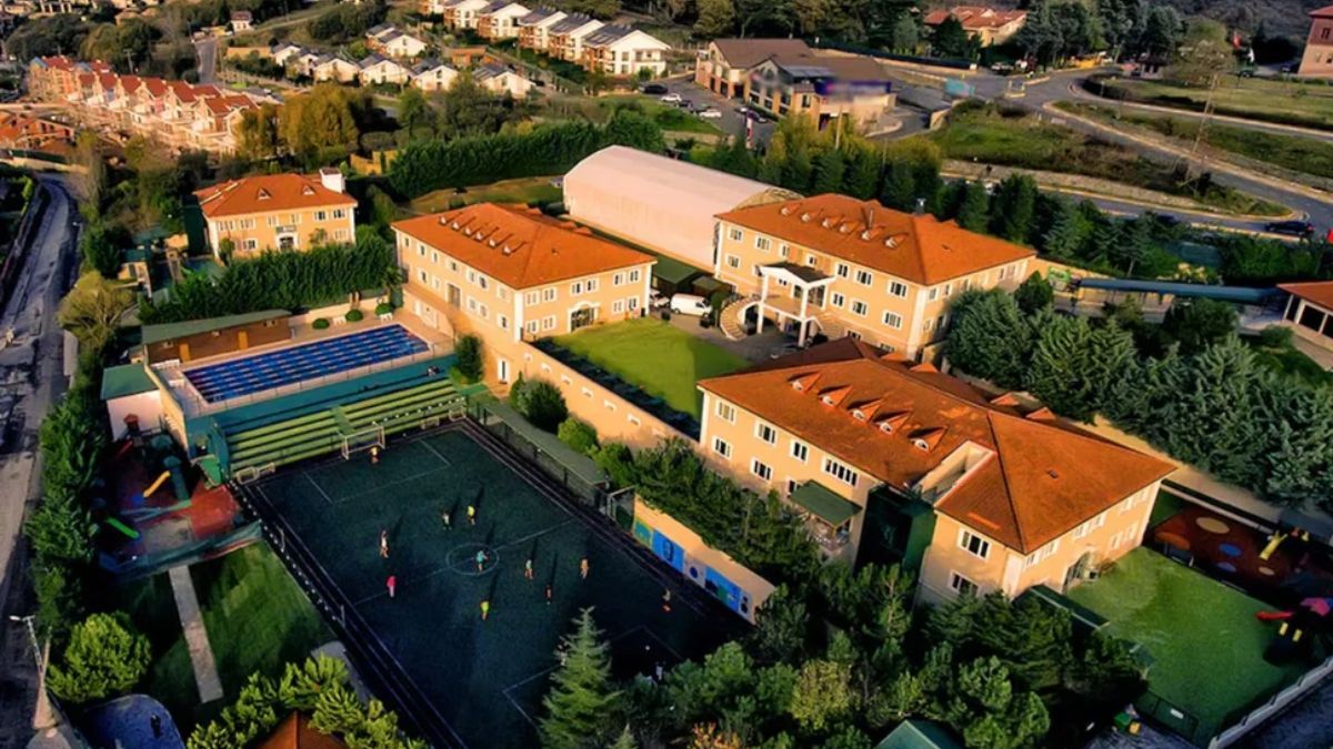 El British International School de Estambul cuenta con laboratorios, jardín botánico y aulas con máximo 15 alumnos. El British International School de Estambul cuenta con laboratorios, jardín botánico y aulas con máximo 15 alumnos.