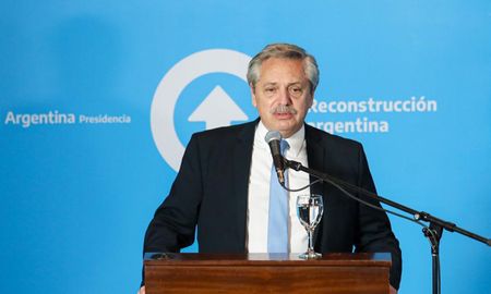 El Presidente Alberto Fernández dijo este martes en San Juan que el Gobierno analiza la creación de un fondo de asistencia a las provincias en 2021, al firmar convenios en la provincia de San Juan, luego de recorrer obras públicas y una fábrica textil, y agregó: Tenemos que pensar la coparticipación de otra manera. El Presidente Alberto Fernández dijo este martes en San Juan que el Gobierno analiza la creación de un fondo de asistencia a las provincias en 2021, al firmar convenios en la provincia de San Juan, luego de recorrer obras públicas y una fábrica textil, y agregó: Tenemos que pensar la coparticipación de otra manera.