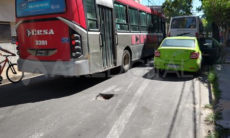 El socavón está a pocos metros de la esquina de 9 de Julio y Crespo, donde hay una parada de colectivos.