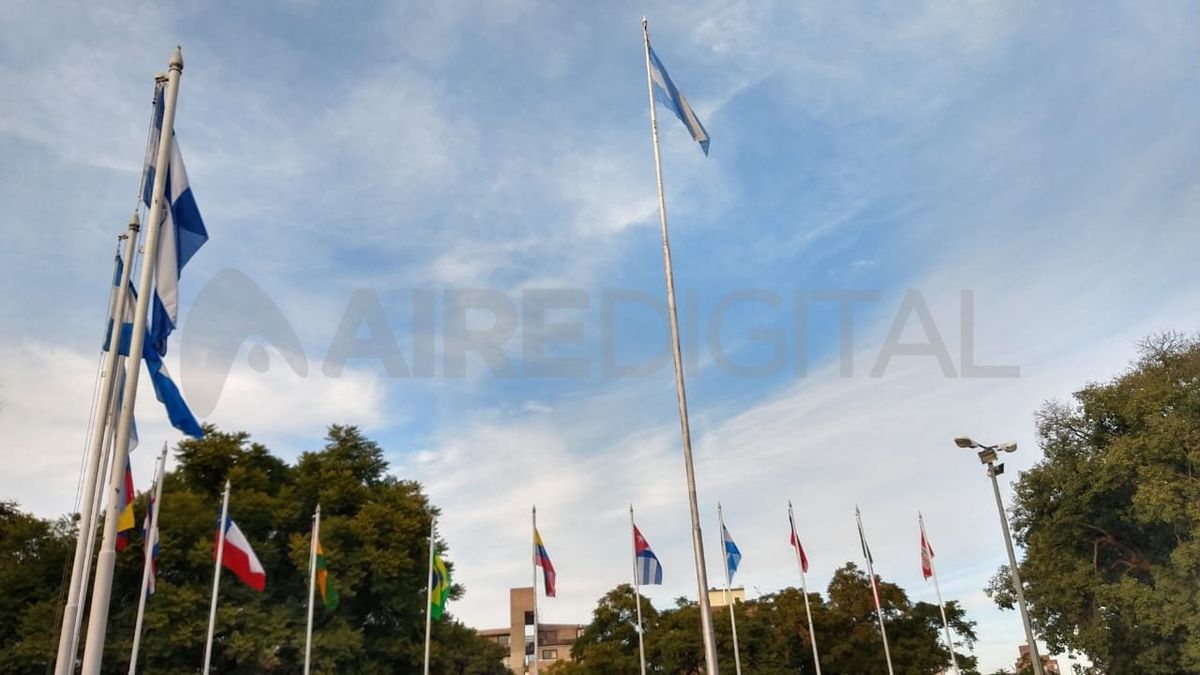El recambio de las banderas se realiza una vez al año, dado que estas se deterioraran por el paso del tiempo y su constante exposición a la intemperie.