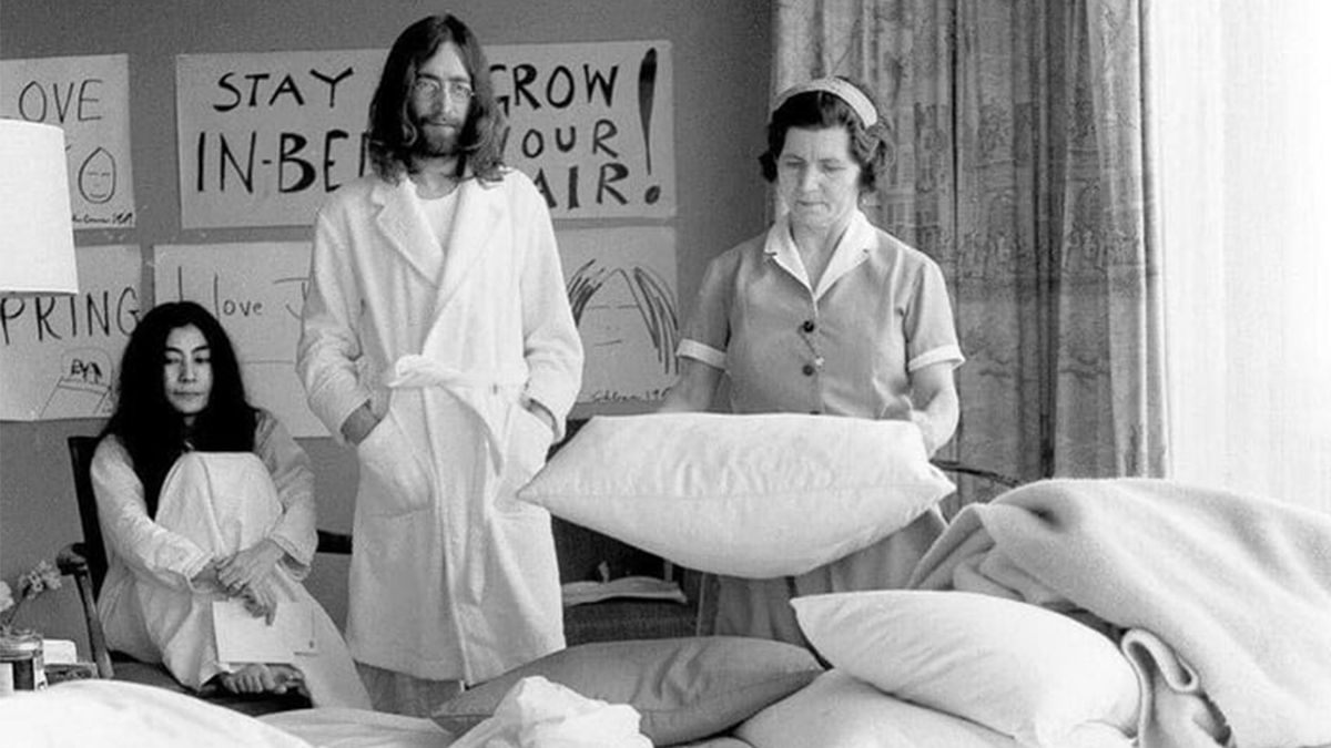 La pareja aguarda al costado de la cama que cambien las sábanas para seguir con su