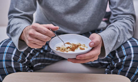 Estos son los alimentos que te ayudarán a dormir mejor