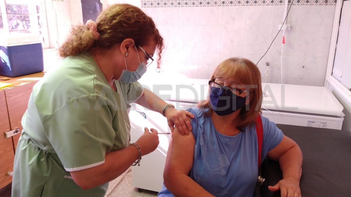 Los turnos del lunes y el martes, se acumularon en esta primera jornada de vacunación en Santo Tomé.