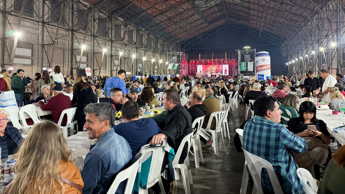 Como parte de las actividades sociales, el viernes se llevó adelante por primera vez en la ciudad una peña de pescadores, que convocó a numerosos participantes y vecinos. Como parte de las actividades sociales, el viernes se llevó adelante por primera vez en la ciudad una peña de pescadores, que convocó a numerosos participantes y vecinos.