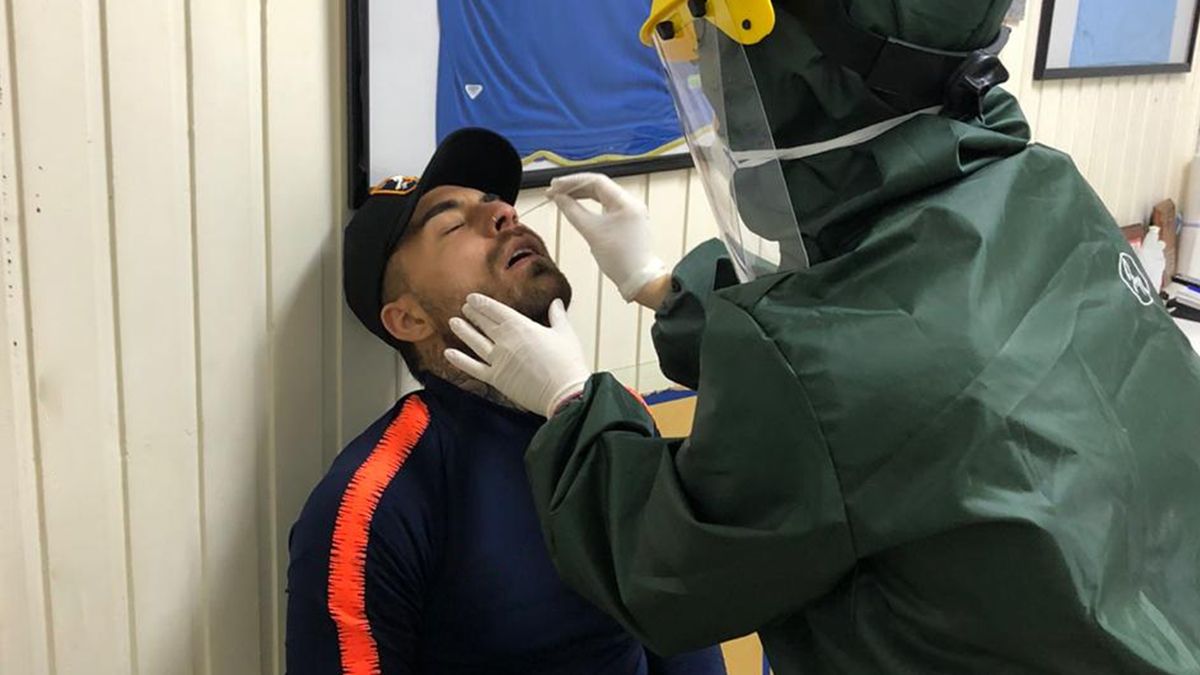 Argentinos Juniors no volvió a los entrenamientos grupales por la tardanza paara conocer los resultados de los hisopados y este lunes confirmó tres casos de covid dentro del club.