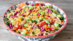 altText(La receta de ensalada de quinoa fresca y liviana que tiene solo 180 calorías por porción)}