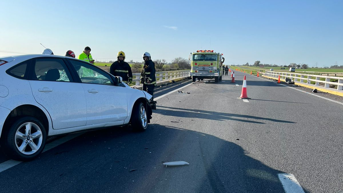 Este domingo un fatal accidente ocurrió en la autopista Rosario - Buenos Aires y dejó a una persona fallecida. Este domingo un fatal accidente ocurrió en la autopista Rosario - Buenos Aires y dejó a una persona fallecida.