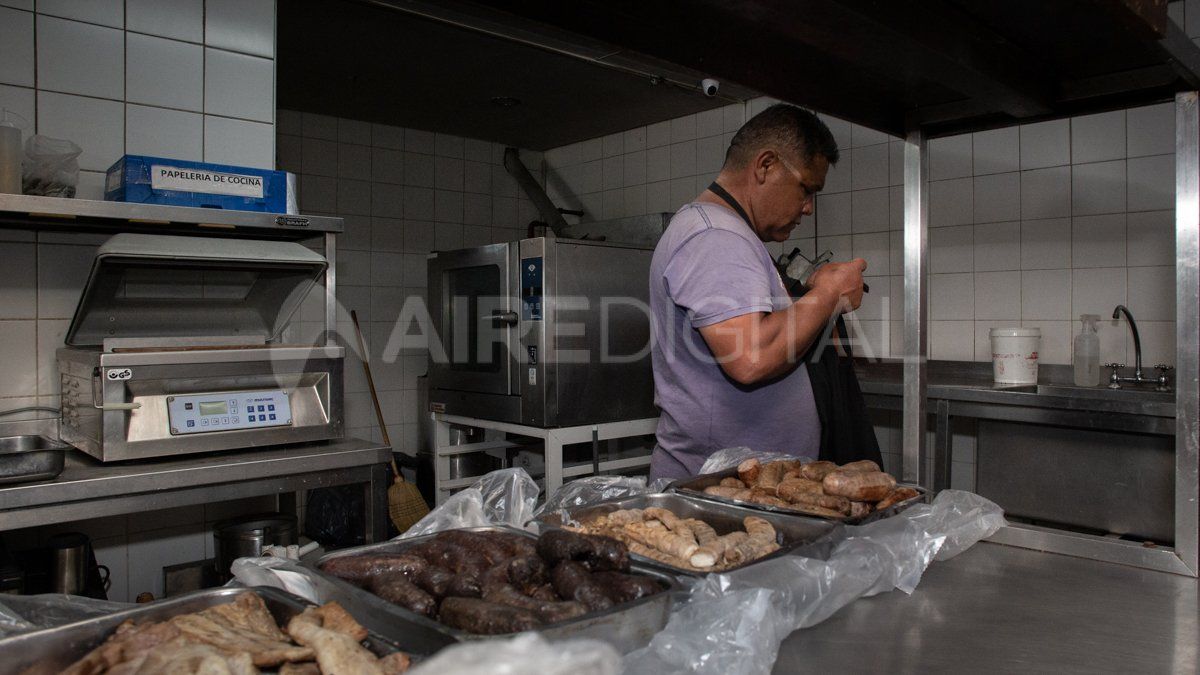 El Chino Centurión ya está preparando el asado y las achuras para los clientes del bar de 1980.