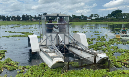 La Municipalidad limpia el lago del Parque del Sur con la cosechadora acuática que llegó de Córdoba. La Municipalidad limpia el lago del Parque del Sur con la cosechadora acuática que llegó de Córdoba.