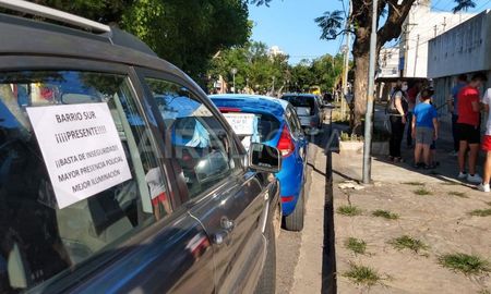 Este lunes, vecinos de barrio se concentraron en JJ. Paso y Avenida Freyre. Reclaman que las entraderas, los arrebatos y otros hechos delictivos están a la orden del día en el sur de la ciudad. Este lunes, vecinos de barrio se concentraron en JJ. Paso y Avenida Freyre. Reclaman que las entraderas, los arrebatos y otros hechos delictivos están a la orden del día en el sur de la ciudad.