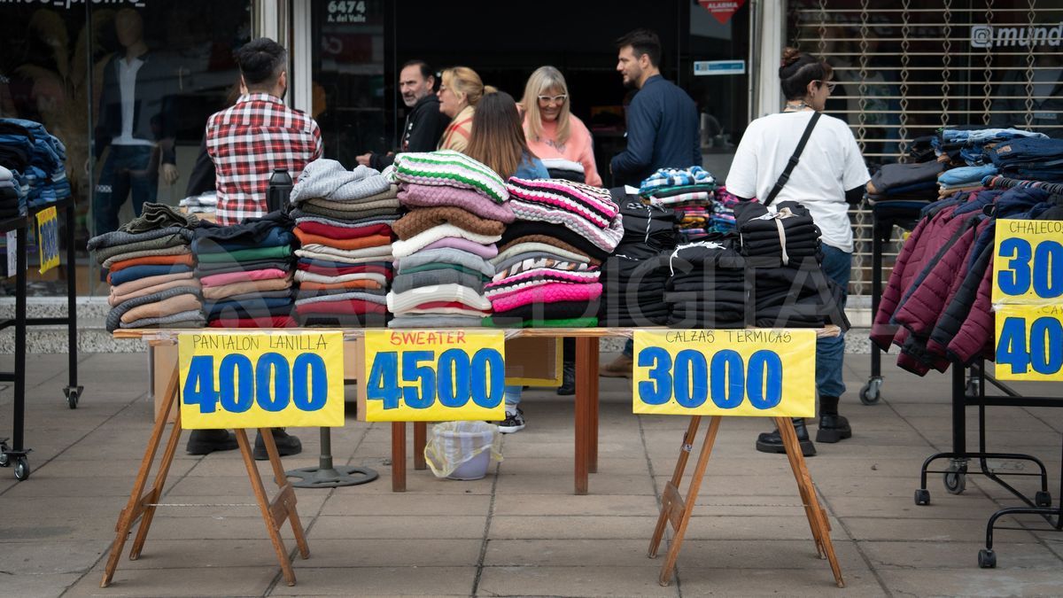 Los locales ubicados en la avenida abrieron sus puertas para ofrecer promociones, sorteos y descuentos en todos los rubros, Los locales ubicados en la avenida abrieron sus puertas para ofrecer promociones, sorteos y descuentos en todos los rubros,