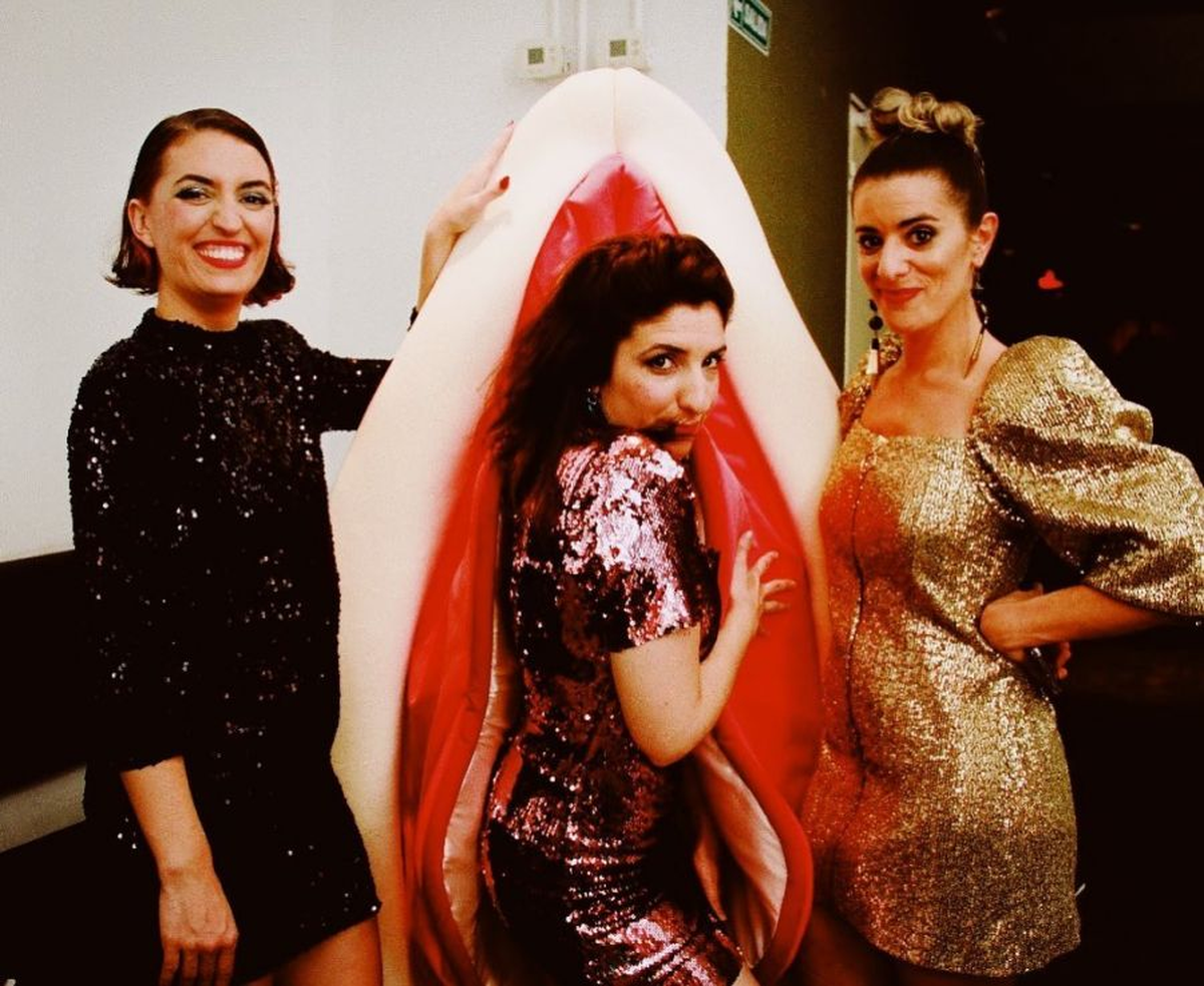 El Concha Podcast es un espacio de diálogo para el femenino independiente y autogestionado por Jimena Outeiro, Lauea Passalacqua y Dalia Walker.