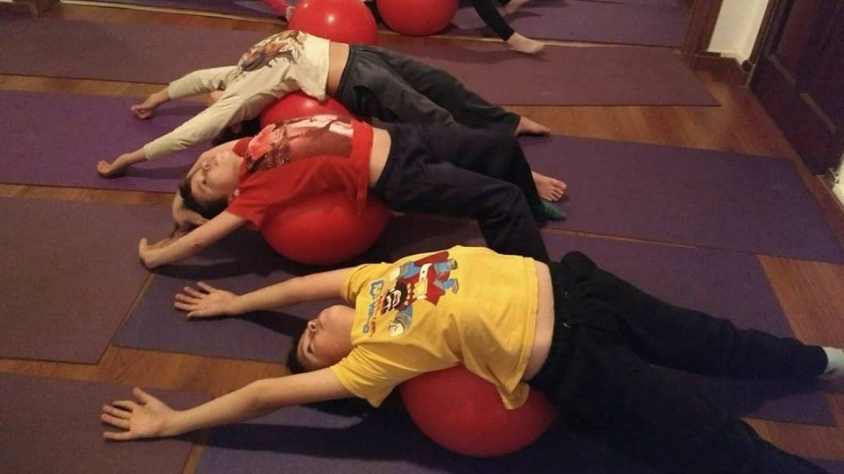 El juego como prioridad al hablar de yoga para niños