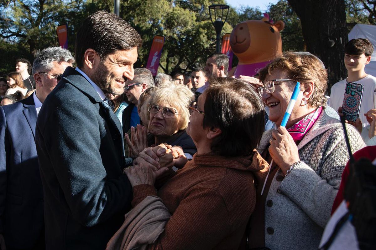 El gobernador Maximiliano Pullaro reivindicó el aporte histórico del federalismo santafesino, convocó a sostener la igualdad como desafío de la generación actual y destacó el esfuerzo cotidiano de quienes hacen crecer a la Argentina. El gobernador Maximiliano Pullaro reivindicó el aporte histórico del federalismo santafesino, convocó a sostener la igualdad como desafío de la generación actual y destacó el esfuerzo cotidiano de quienes hacen crecer a la Argentina.