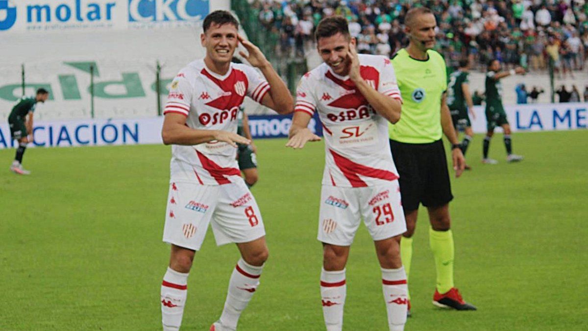 Enzo Rold&aacute;n y Daniel Ju&aacute;rez festejan el gol de Uni&oacute;n en el primer tiempo del partido con Sarmiento.
