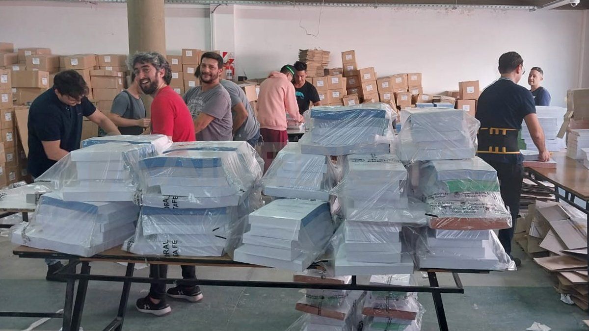En el Tribunal Electoral se trabaja en el armado de materiales para distribuir a las localidades.