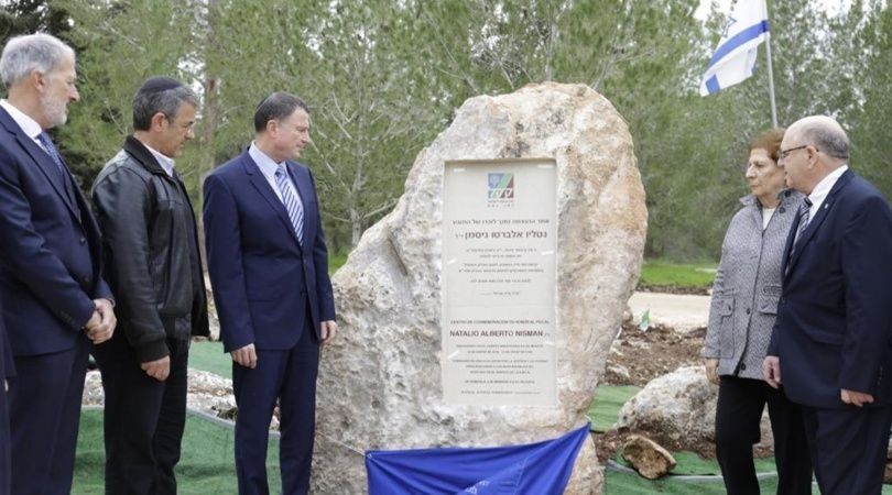 La madre de Nisman se quebró en el homenaje al fiscal en Israel: “Me ayudará a seguir viviendo”