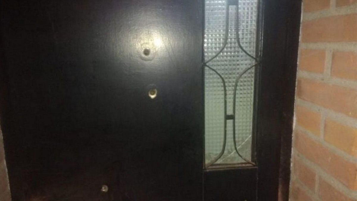 Los proyectiles que impactaron  en una de las puertas de la vivienda. 