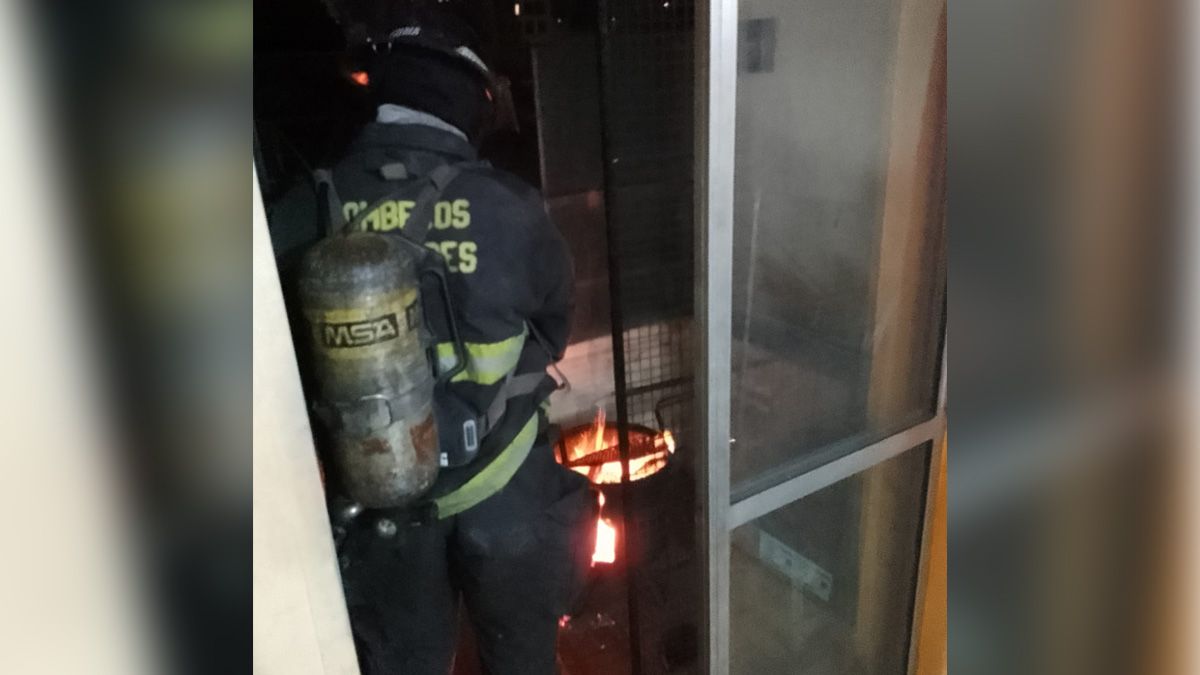 El foco ígneo se inició por el uso de un asador portátil y fue controlado por bomberos.