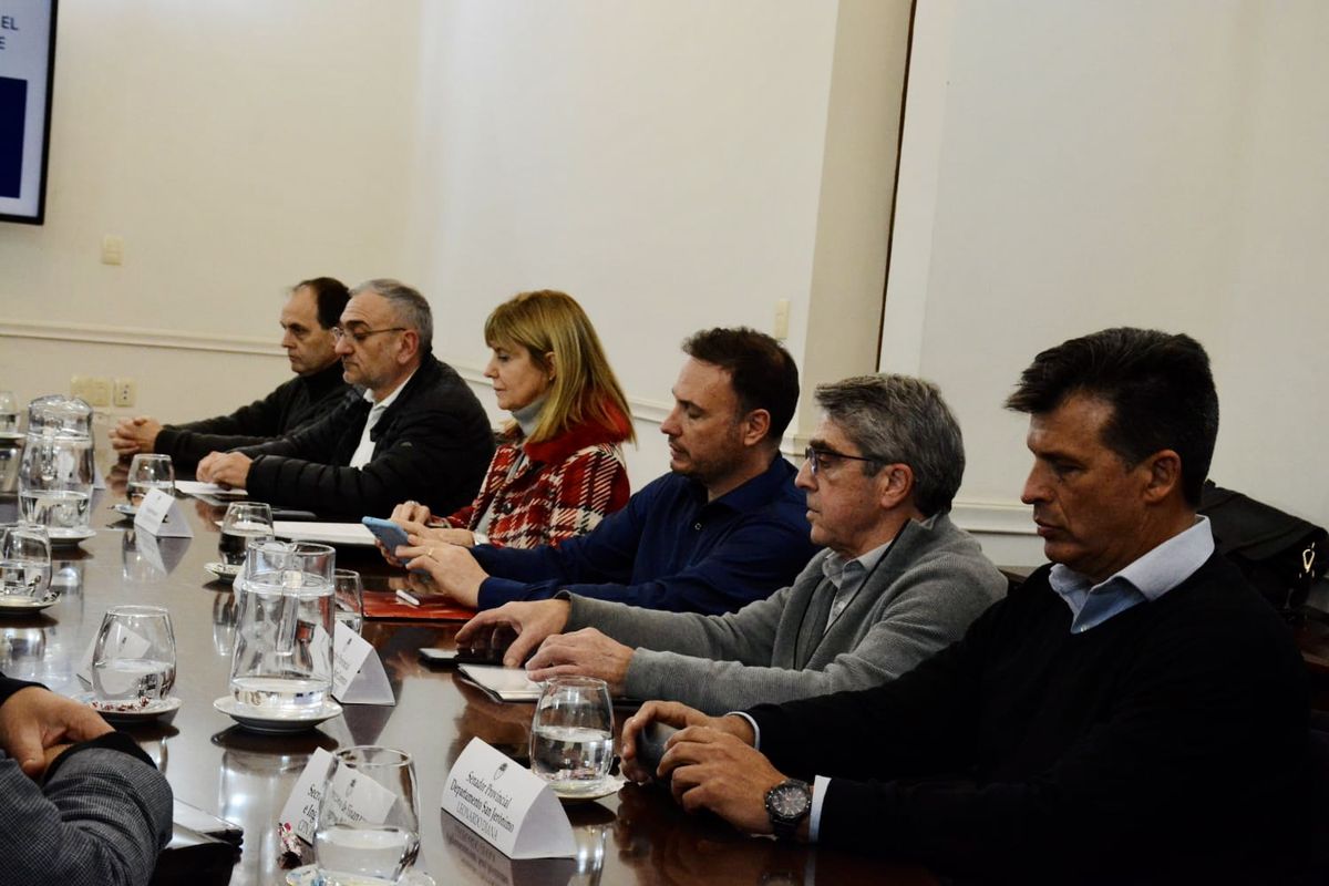 Senadores del oficialismo y la oposición durante el encuentro con el gobierno.