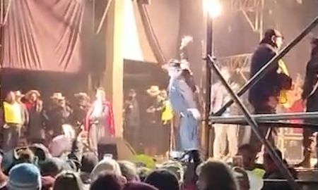El momento en el que el Chaqueño Palavecino tirá el micrófono al piso del escenario. El momento en el que el Chaqueño Palavecino tirá el micrófono al piso del escenario.