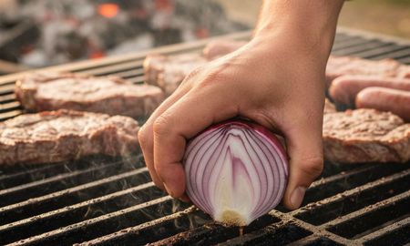 El truco de la cebolla en la parrilla antes del asado. El truco de la cebolla en la parrilla antes del asado.